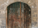 Ein unscheinbares Tor? Nein - eine Sehenswürdigkeit dank des historischen Wappens im Torbogen